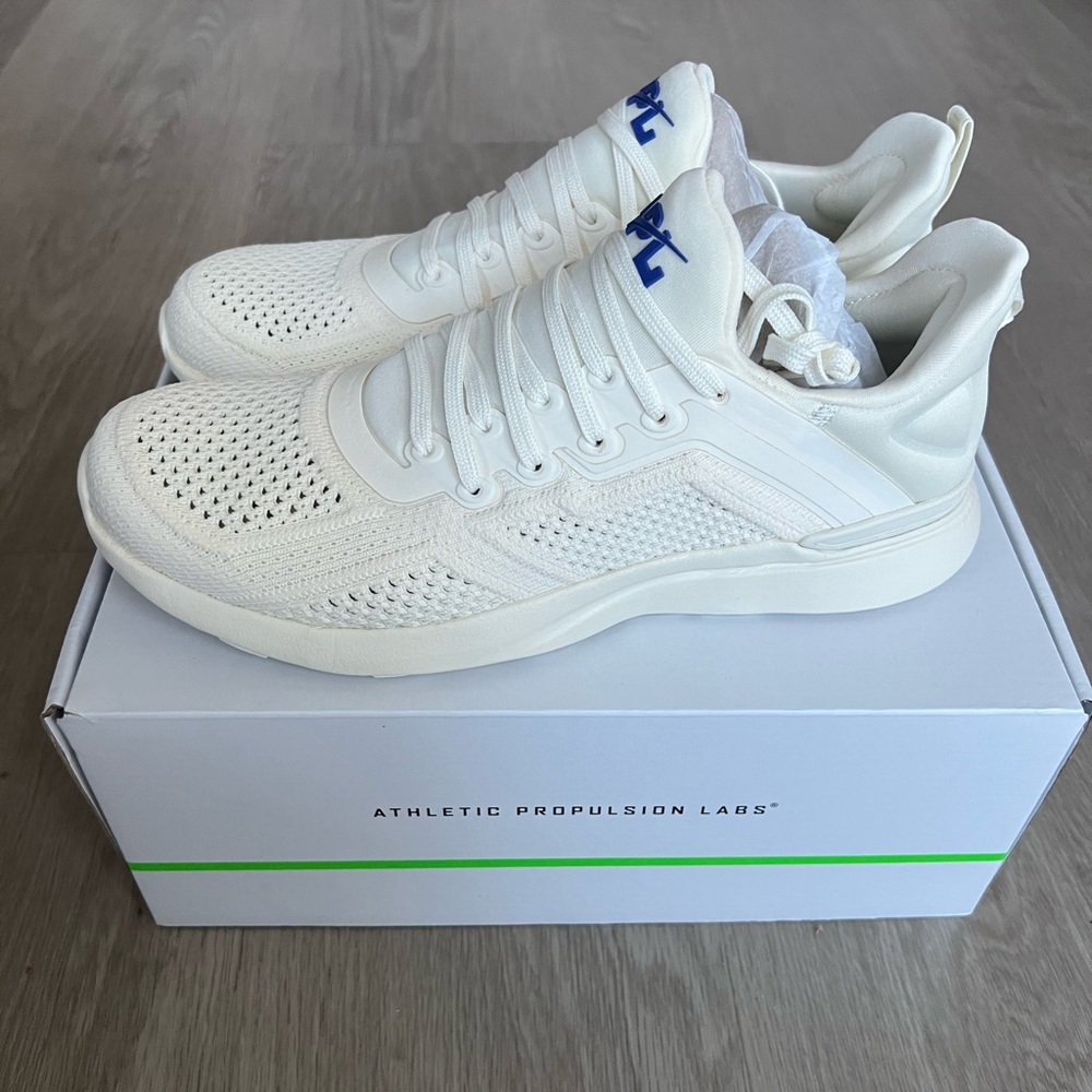 NEVER WORN APL womens techloom tracers white / blue / 8